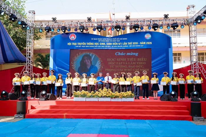 Trường ĐH Nguyễn Tất Thành trao tặng học bổng gần 1 tỷ đồng cho học sinh tiêu biểu TP. HCM năm 2025